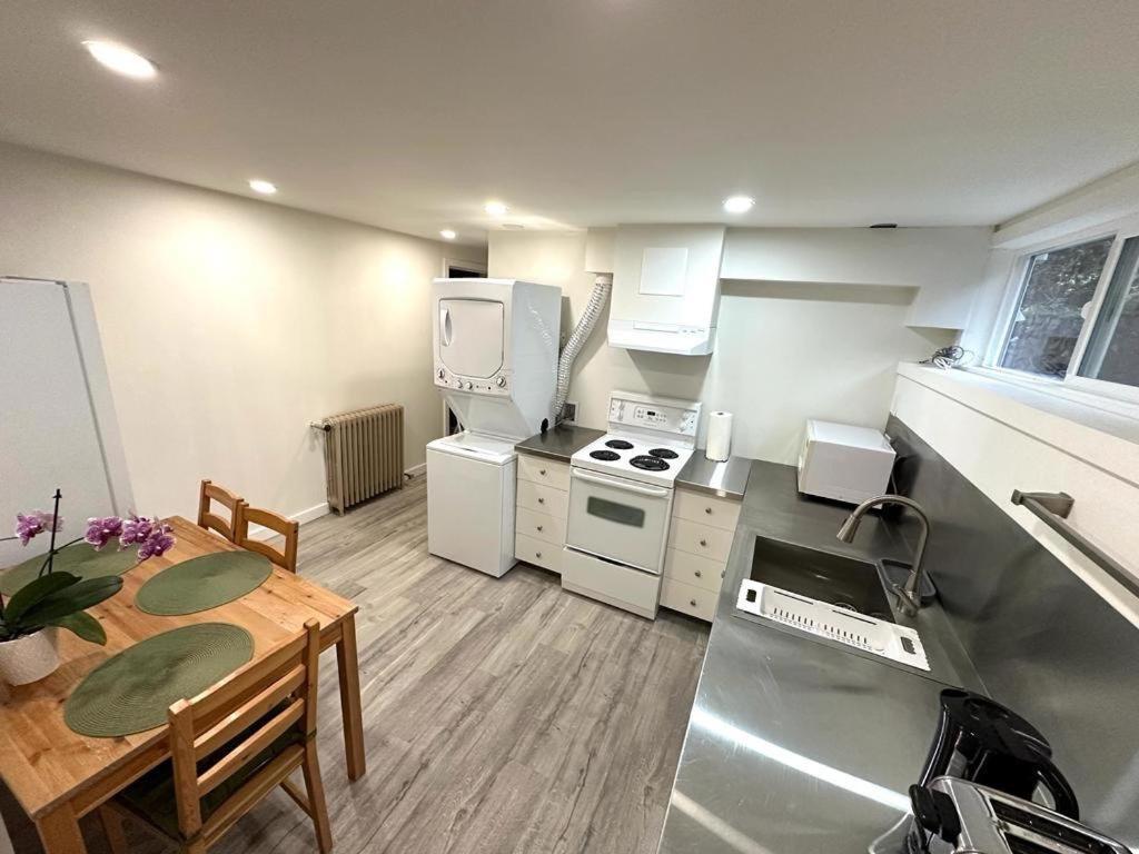 Cozy & Bright Home With Parking 維多利亞 外观 照片